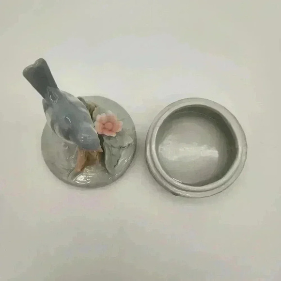 Sweet 4 1/2" Tall Ceramic Bird On Branch With‎ Flower Trinket Box Price Products - Picture 5 of 7